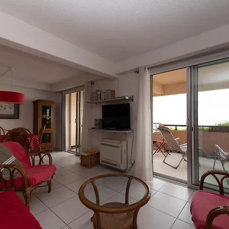 Апартаменты Le Lavandou, T2 Lumineux, Acces Direct Plage, Parking Prive - Fr-1-803-79 *